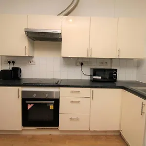 Ideal 2 Bed Flat Close To City Appartement